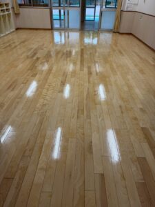 約20年前、無垢材にUVコーティング施工済の幼稚園無垢材研磨・UVコーティング仕上げを行いました。